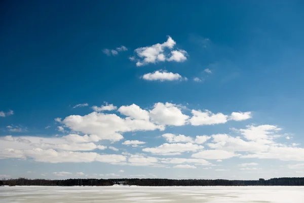 Blue lake met bewolkte hemel — Stockfoto