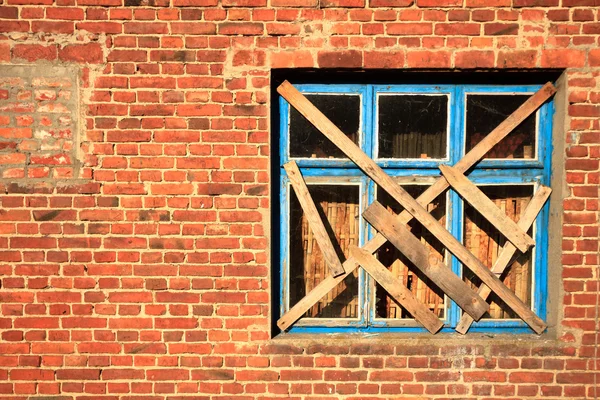 Afgedankte ruïne met oude windows — Stockfoto