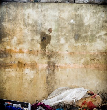 Terk edilmiş binadaki eski duvar