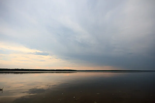 Lago blu con cielo nuvoloso — Foto Stock