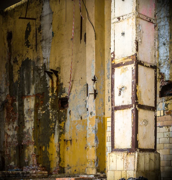 Oude muur in verlaten gebouw — Stockfoto