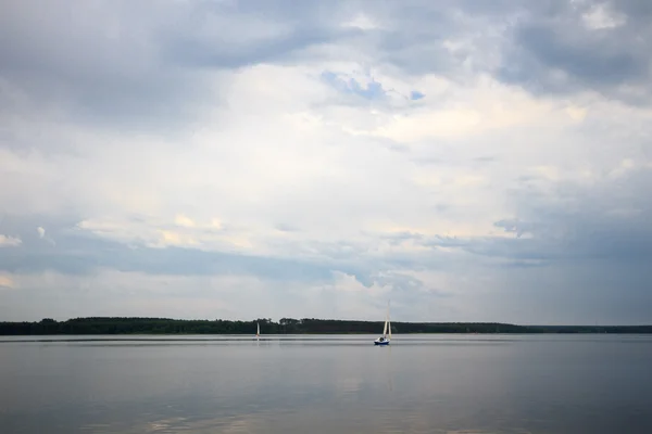 Błękitne jezioro z pochmurnego nieba — Zdjęcie stockowe