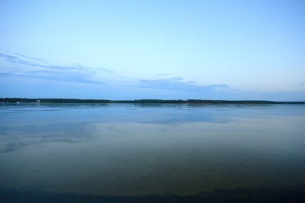 Blue lake met bewolkte hemel — Stockfoto