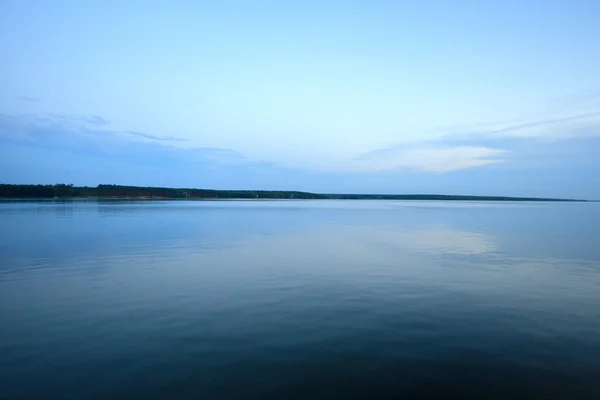 Blauer See mit bewölktem Himmel — Stockfoto