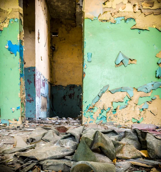 Ruinas de una fábrica industrial muy contaminada — Foto de Stock