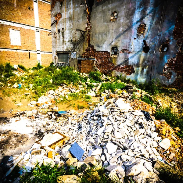 Ruines d'une usine industrielle très polluée — Photo