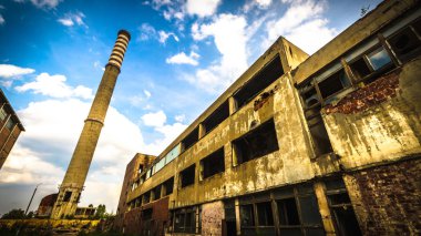 Çok kirlenmiş bir sanayi fabrikasının kalıntıları.