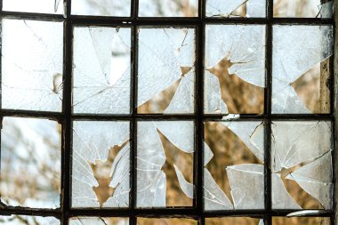 Endüstriyel beton duvarı Windows'ta