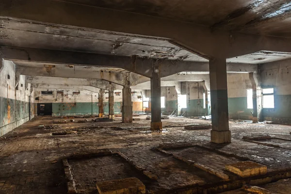 Ruinas de una fábrica industrial muy contaminada — Foto de Stock