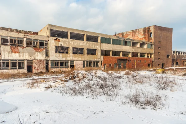 심하게 오염 된 공업 공장의 폐허 — 스톡 사진