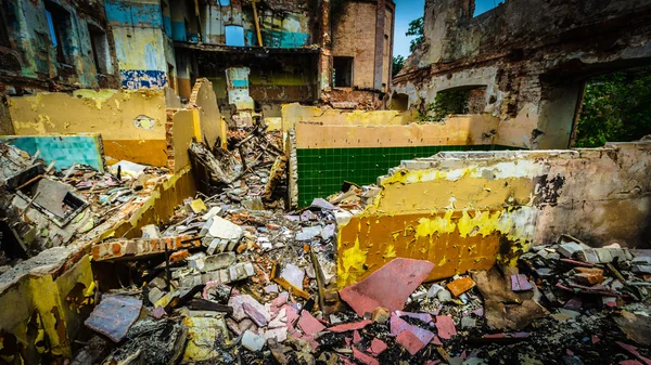 Çok kirlenmiş bir sanayi fabrikasının kalıntıları.