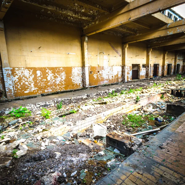 Ruínas de uma fábrica industrial muito poluída — Fotografia de Stock