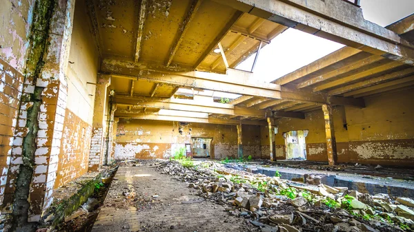 Ruïnes van een zeer sterk vervuilde industriële fabriek — Stockfoto