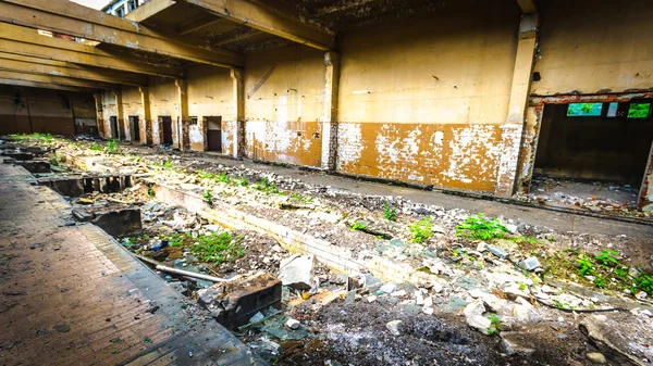 Ruïnes van een zeer sterk vervuilde industriële fabriek — Stockfoto