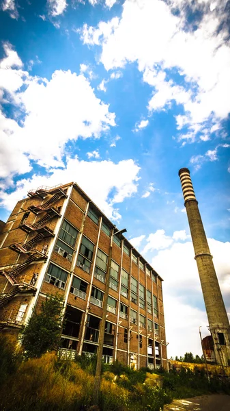 Ruïnes van een zeer sterk vervuilde industriële fabriek — Stockfoto