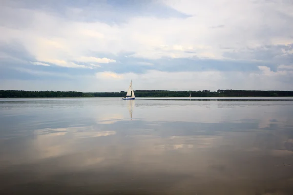 Blå sjön med mulen himmel — Stockfoto