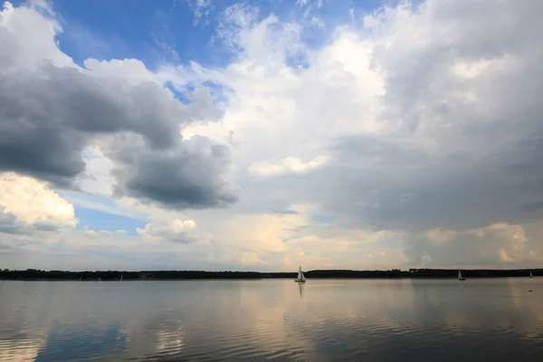 Μπλε λίμνη με συννεφιά — Φωτογραφία Αρχείου
