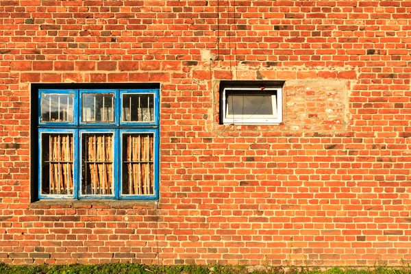 Industriell fönster i betongvägg — Stockfoto