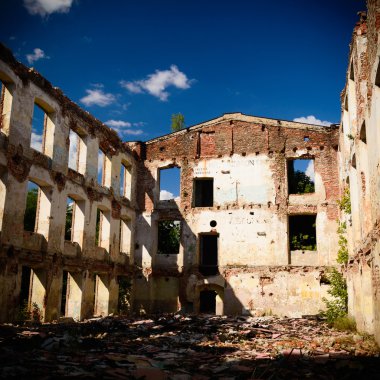 Endüstriyel beton duvarı Windows'ta