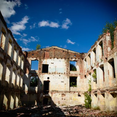 Endüstriyel beton duvarı Windows'ta