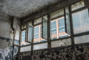 Endüstriyel beton duvarı Windows'ta