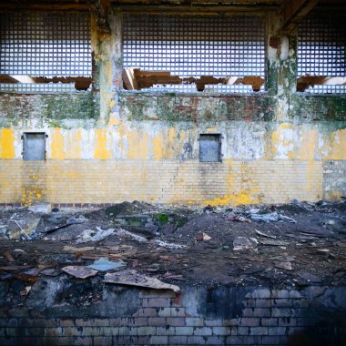 Endüstriyel beton duvarı Windows'ta