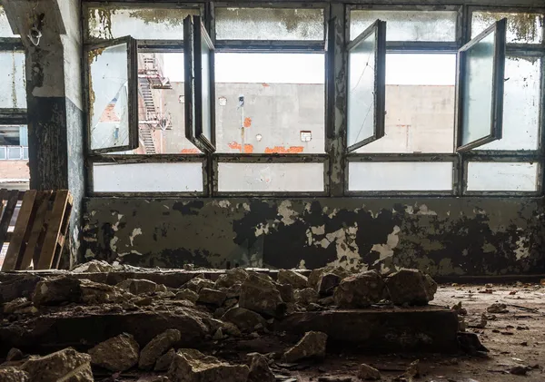 Fenêtres industrielles en mur de béton — Photo