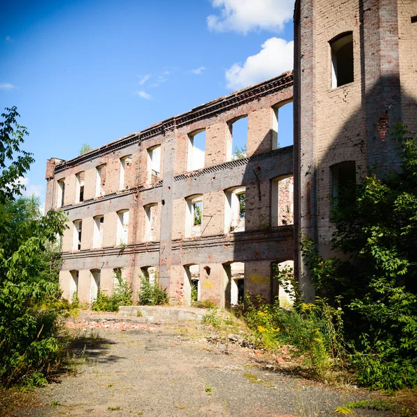 Průmyslová okna v betonové zdi — Stock fotografie