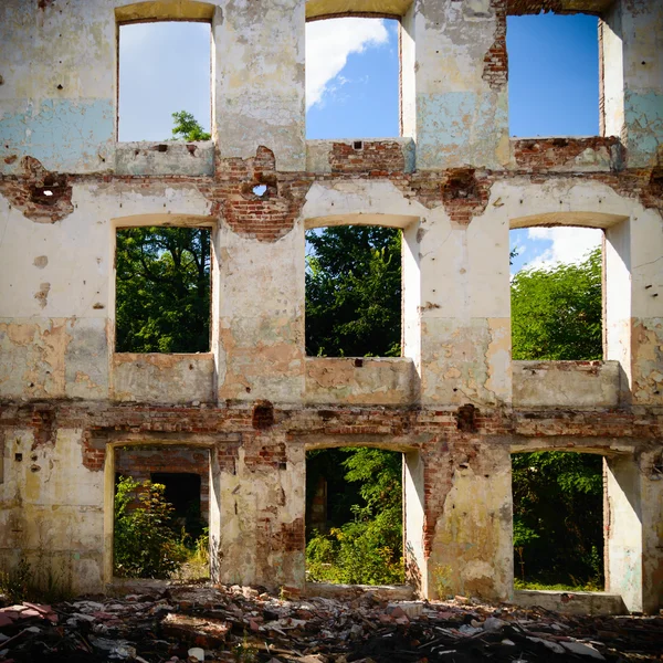 Fenêtres industrielles en mur de béton — Photo