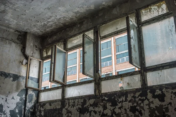 Fenêtres industrielles en mur de béton — Photo