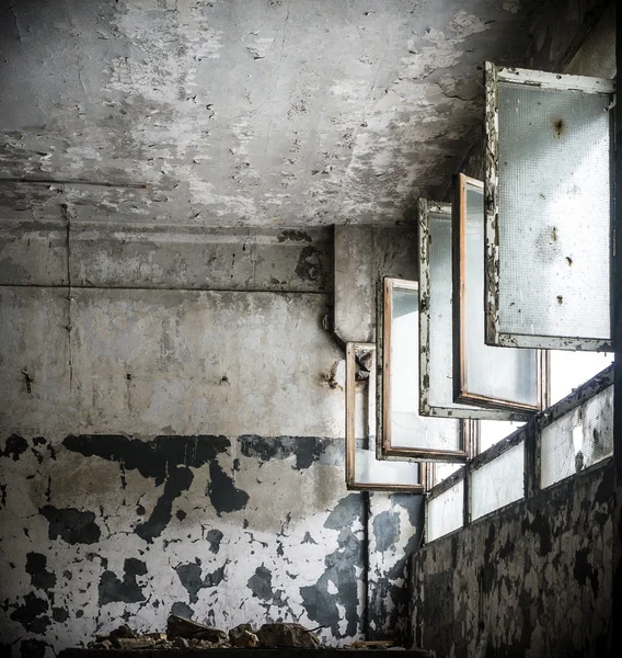 Janelas industriais na parede de concreto — Fotografia de Stock