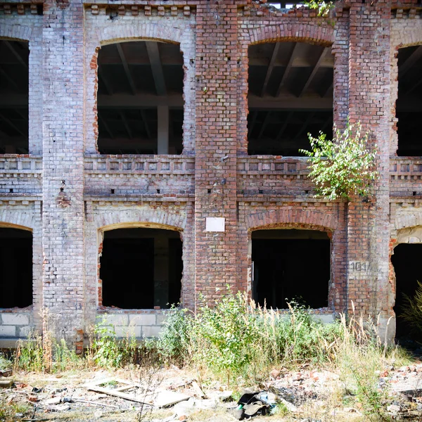 コンクリートの壁で産業の窓 — ストック写真