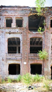 Endüstriyel beton duvarı Windows'ta