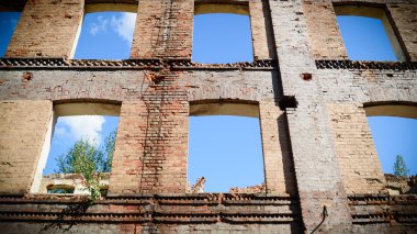 Endüstriyel beton duvarı Windows'ta