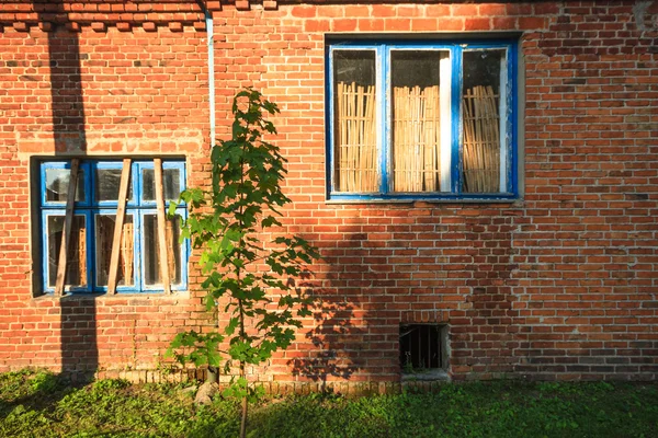 Ventanas industriales en muro de hormigón — Foto de Stock