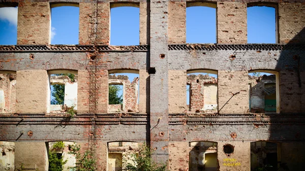 Fenêtres industrielles en mur de béton — Photo