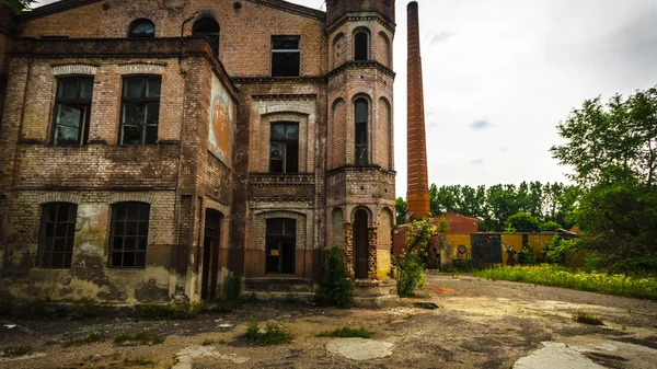 Průmyslová okna v betonové zdi — Stock fotografie