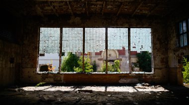 Endüstriyel beton duvarı Windows'ta