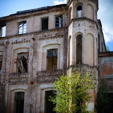 Endüstriyel beton duvarı Windows'ta