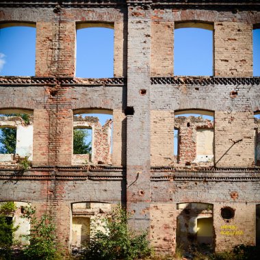 Endüstriyel beton duvarı Windows'ta