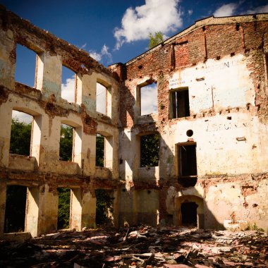 Endüstriyel beton duvarı Windows'ta