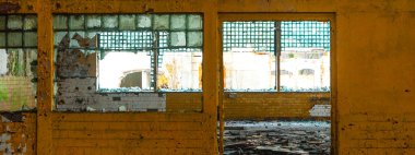 Endüstriyel beton duvarı Windows'ta