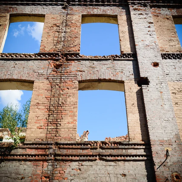 Endüstriyel beton duvarı Windows'ta — Stok fotoğraf