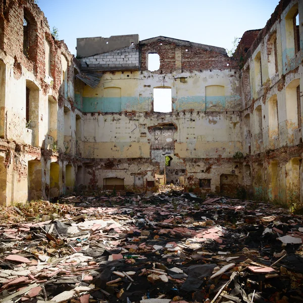 Finestre industriali in muro di cemento — Foto Stock