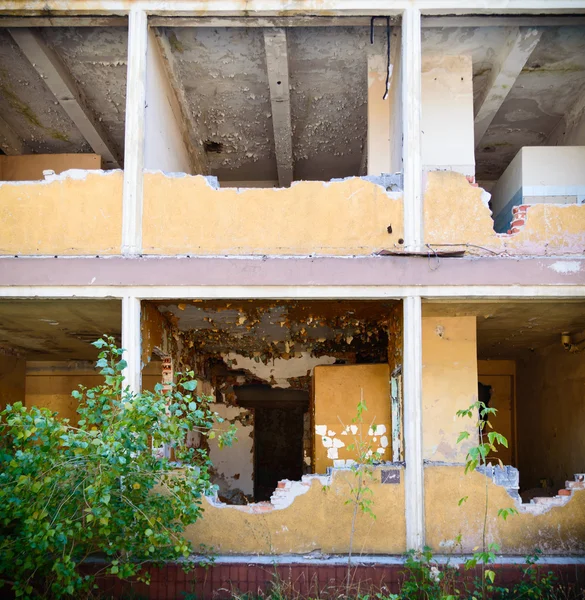 Ventanas industriales en muro de hormigón — Foto de Stock