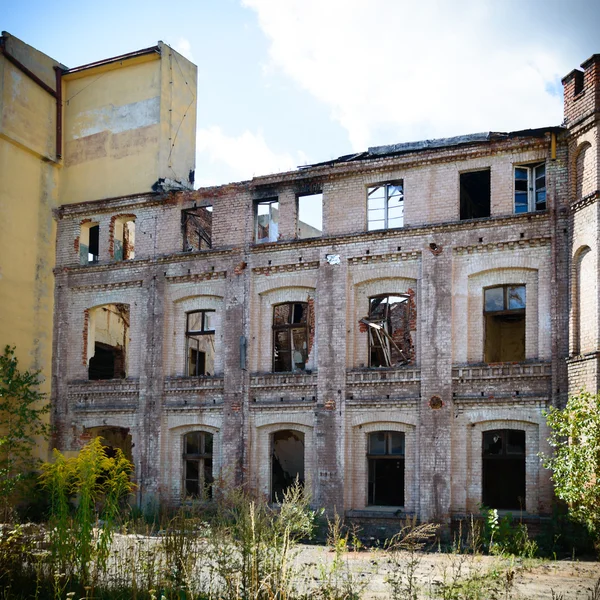 Janelas industriais na parede de concreto — Fotografia de Stock