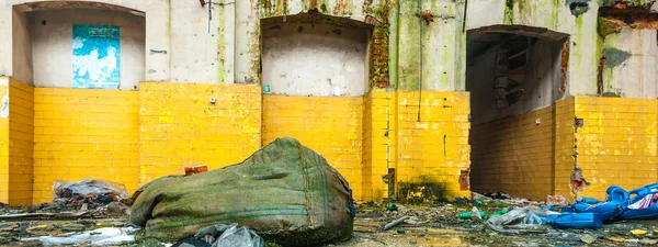 Janelas industriais na parede de concreto — Fotografia de Stock