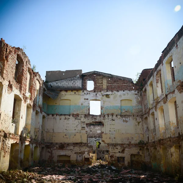 Rovine di una fabbrica industriale molto inquinata — Foto Stock