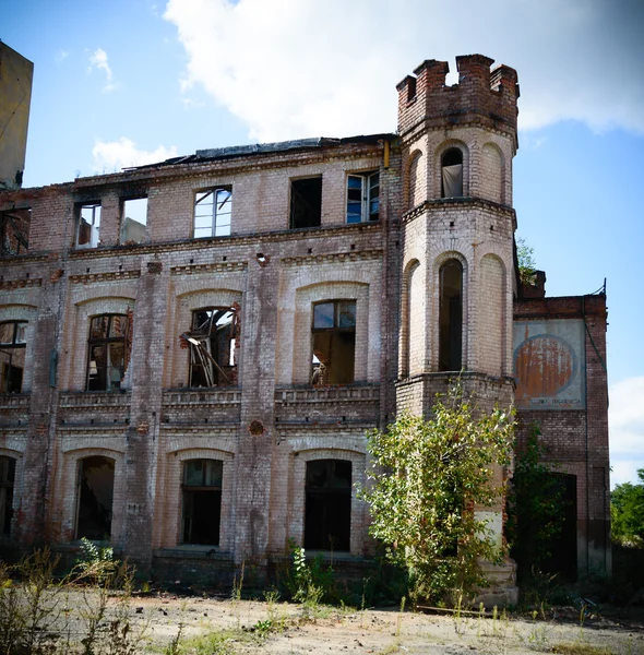 Ruinen einer stark verschmutzten Industriefabrik — Stockfoto