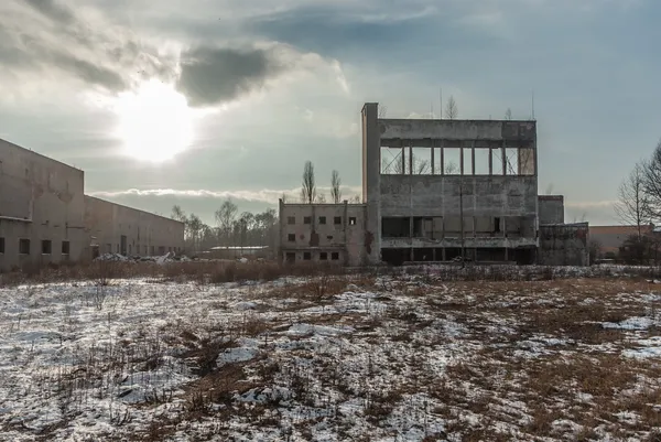 Ruiner från en mycket förorenad industrifabrik — Stockfoto